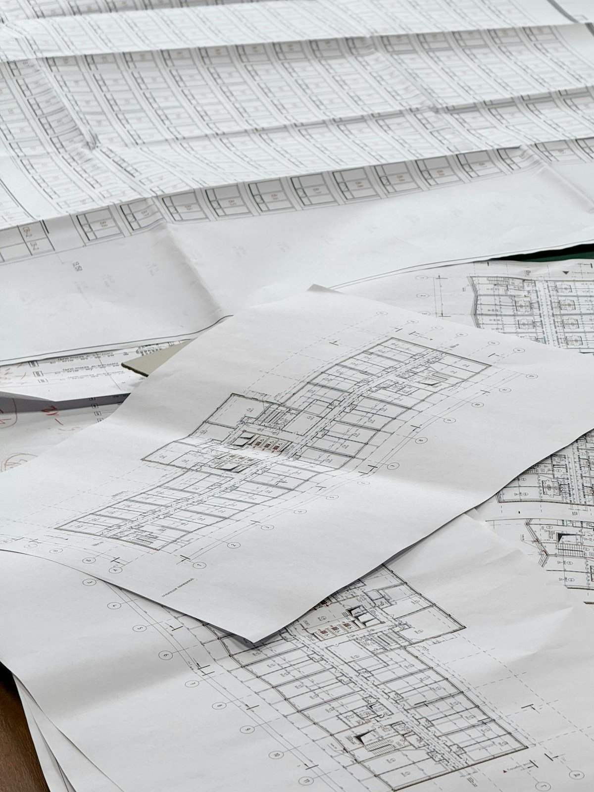 Planos arquitectónicos extendidos sobre una mesa de trabajo